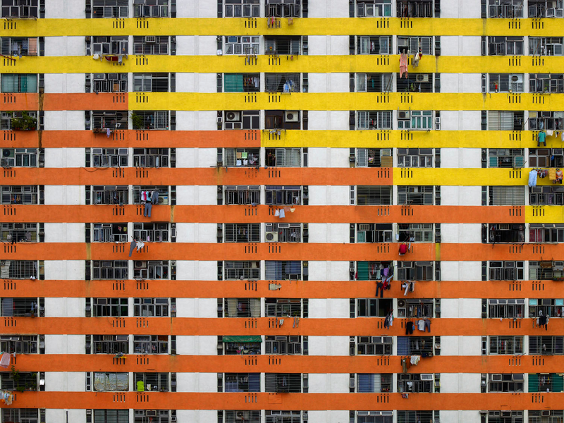 Illustration for article titled These Surreal Photos of Hong Kong's Aging Towers Aren't Doctored